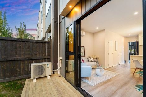 Photo of property in 15 Don Oliver Lane, Glen Eden, 0602