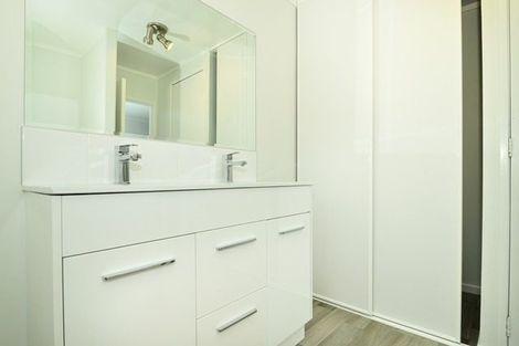 Photo of property in 12 Midgley Road, West Harbour, Auckland, 0618