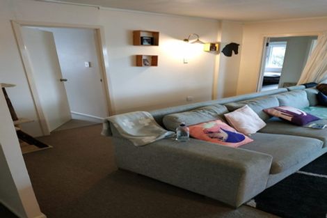 Photo of property in 8b Holiday Road, Stanmore Bay, Whangaparaoa, 0932