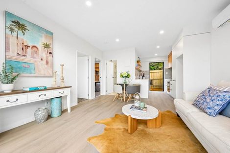 Photo of property in 2/92 Titirangi Road, New Lynn, Auckland, 0600