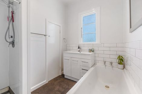 Photo of property in 174 Seaview Road, Westown, New Plymouth, 4310