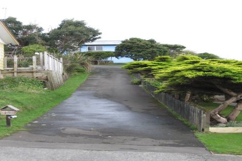 Photo of property in 15 Cheltenham Terrace, Newlands, Wellington, 6037