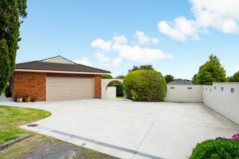 Photo of property in 17 Scanlen Terrace, Kelston, Auckland, 0602