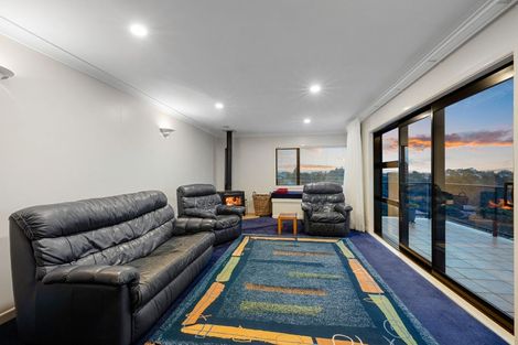 Photo of property in 10 Larsen Place, Merrilands, New Plymouth, 4312