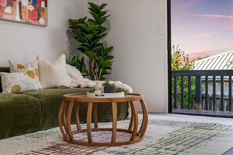 Photo of property in 2/11 Cyril Crescent, West Harbour, Auckland, 0618