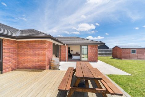 Photo of property in 11 Atlantic Drive, Fitzherbert, Palmerston North, 4410