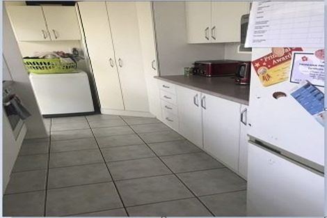 Photo of property in 1/17 Orchid Place, Te Atatu South, Auckland, 0610