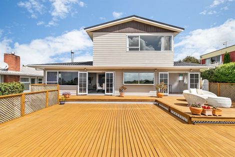 Photo of property in 33 Agincourt Street, Glenfield, Auckland, 0629