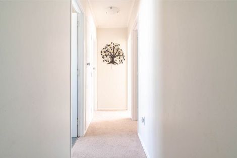 Photo of property in 54 Ravenwood Drive, Forrest Hill, Auckland, 0620