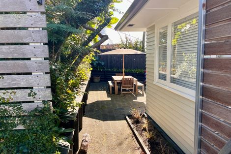 Photo of property in 28 Roland Hill, Glen Eden, Auckland, 0602