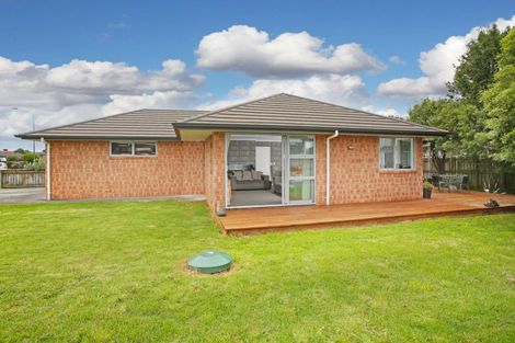 Photo of property in 8 Breaker Grove, Waiuku, 2123