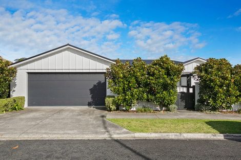 Photo of property in 11 Heta Road, Highlands Park, New Plymouth, 4312