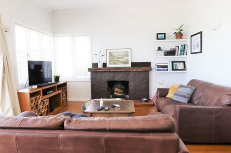 Photo of property in 95 Stanley Point Road, Stanley Point, Auckland, 0624