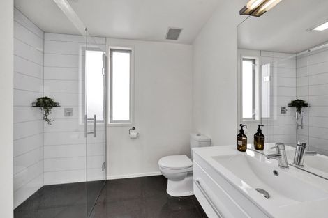 Photo of property in 2/5 Beach Street, Fitzroy, New Plymouth, 4312