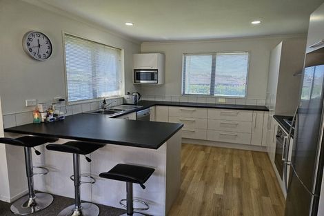 Photo of property in 68 Farnborough Drive, Grandview Heights, Hamilton, 3200