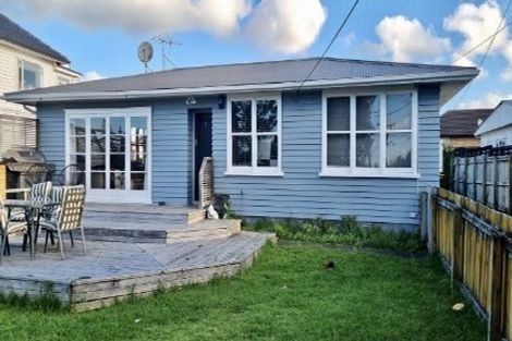 Photo of property in 13 Rewarewa Road, Te Atatu Peninsula, Auckland, 0610