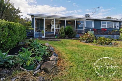 Photo of property in 9 Whaka Street, Maungaturoto, 0520