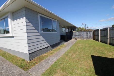 Photo of property in 14b Bayswater Place, Newlands, Wellington, 6037