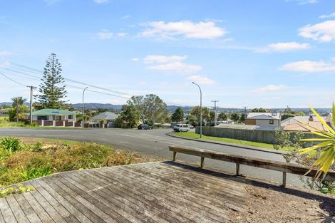 Photo of property in 84 Awaroa Road, Sunnyvale, Auckland, 0612