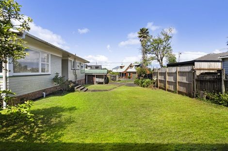 Photo of property in 104 Chivalry Road, Glenfield, Auckland, 0629