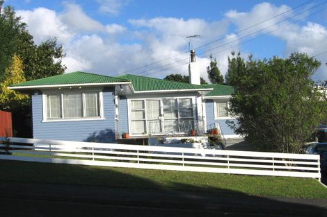 Photo of property in 32 Sylvan Crescent, Te Atatu South, Auckland, 0610