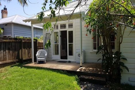 Photo of property in 16 Malvern Road, Morningside, Auckland, 1022
