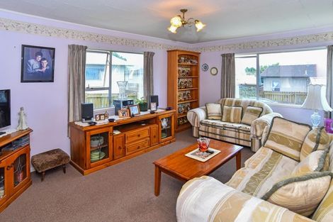 Photo of property in 15 Bundena Place, Clendon Park, Auckland, 2103