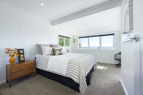 Photo of property in 15 Piha Road, Piha, New Lynn, 0772