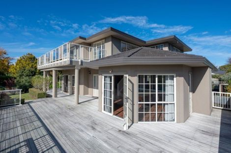 Photo of property in 2 Rika Place, Kawaha Point, Rotorua, 3010