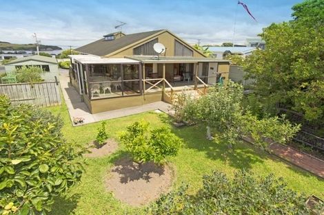 Photo of property in 1454 Whangaparaoa Road, Army Bay, Whangaparaoa, 0930