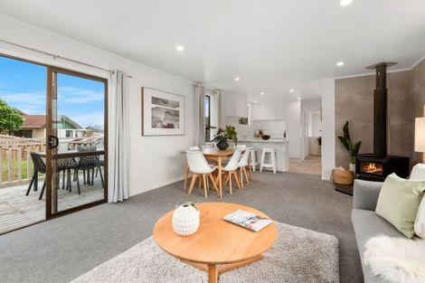 Photo of property in 15 Woodhouse Place, West Harbour, Auckland, 0618