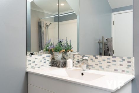 Photo of property in 5 Bennett Grove, Newlands, Wellington, 6037