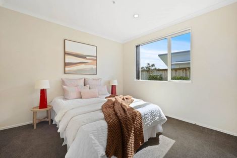 Photo of property in 111 Lake Panorama Drive, Henderson Valley, Auckland, 0612