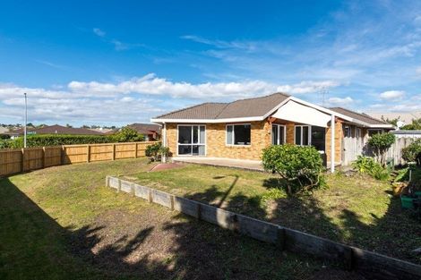 Photo of property in 1 Campian Place, Golflands, Auckland, 2013
