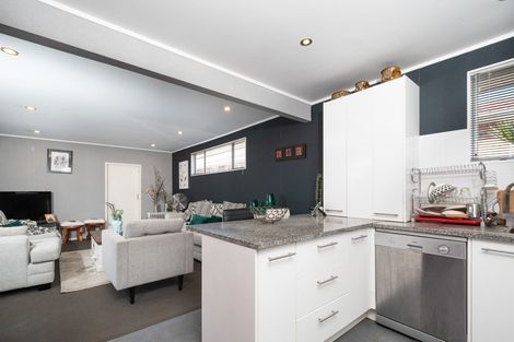 Photo of property in 2/131 Titirangi Road, New Lynn, Auckland, 0600