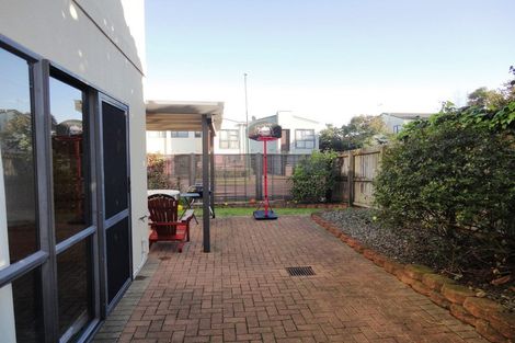 Photo of property in 2 Nagle Place, Golflands, Auckland, 2013