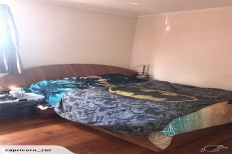 Photo of property in 2 Springside Place, New Lynn, Auckland, 0600
