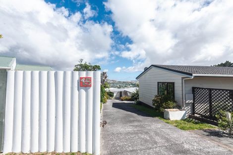 Photo of property in 15 Ruskin Road, Newlands, Wellington, 6037