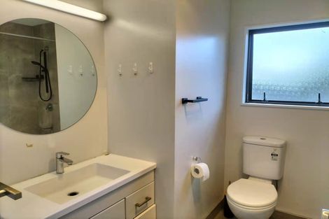 Photo of property in 1/84 Totaravale Drive, Totara Vale, Auckland, 0629