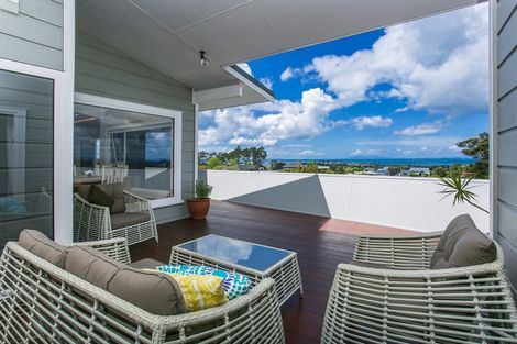 Photo of property in 927 East Coast Road, Northcross, Auckland, 0632