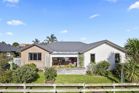 Photo of property in 8 Modello Lane, Waiuku, 2123