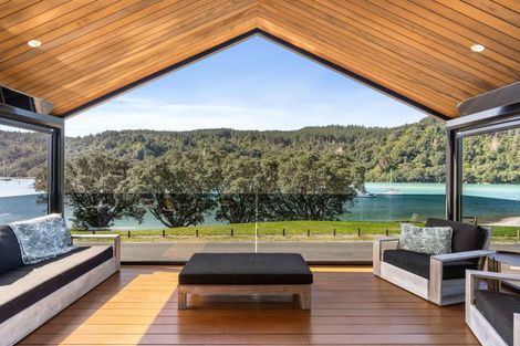 Photo of property in 101 Beach Road, Whangamata, 3620