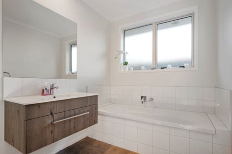 Photo of property in 96 Sentinel Avenue, Omokoroa, 3114