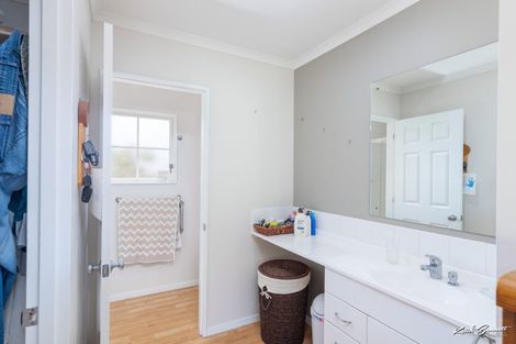 Photo of property in 5 Grace Nicholls Grove, Riverstone Terraces, Upper Hutt, 5018