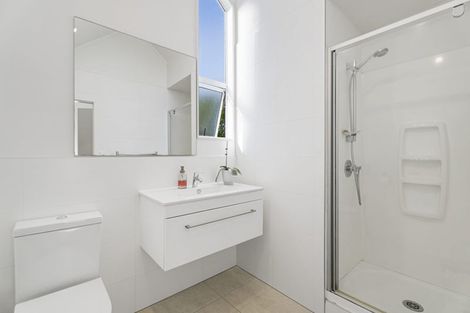 Photo of property in 2/1 Valley Road, Northcote, Auckland, 0626