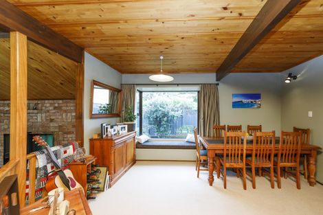 Photo of property in 11 Hillgrove Place, Fitzherbert, Palmerston North, 4410