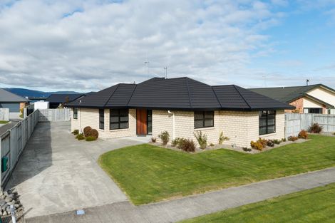 Photo of property in 8 Medallion Court, Kelvin Grove, Palmerston North, 4414