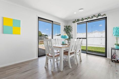 Photo of property in 21 Dumas Place, Rosehill, Papakura, 2113