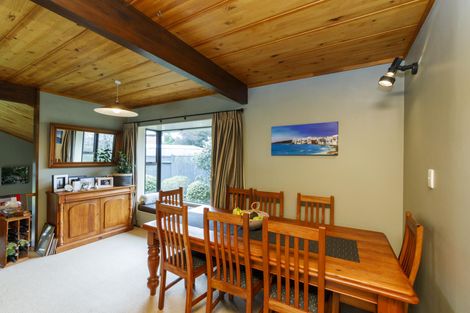 Photo of property in 11 Hillgrove Place, Fitzherbert, Palmerston North, 4410