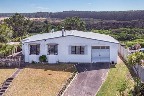 Photo of property in 1 Muritai Terrace, Hokio Beach, Levin, 5571